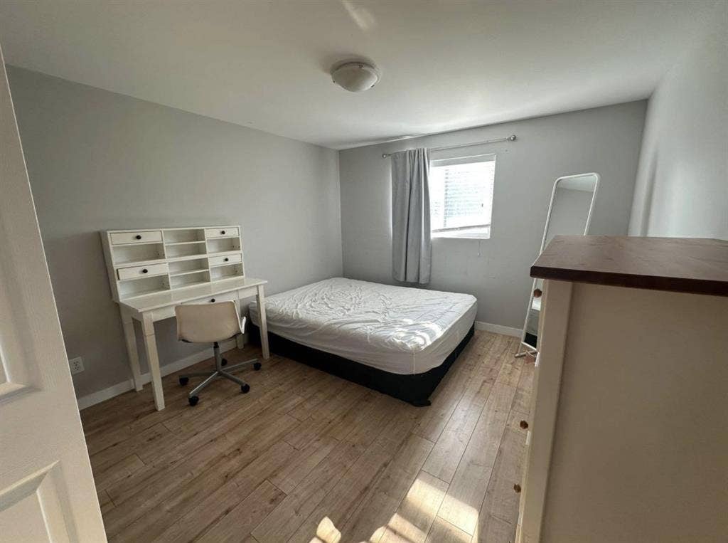 1 room available in 2 bedroom house
