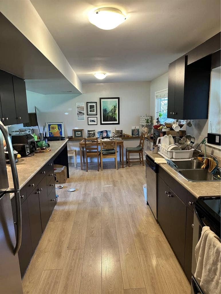 1 room available in 2 bedroom house