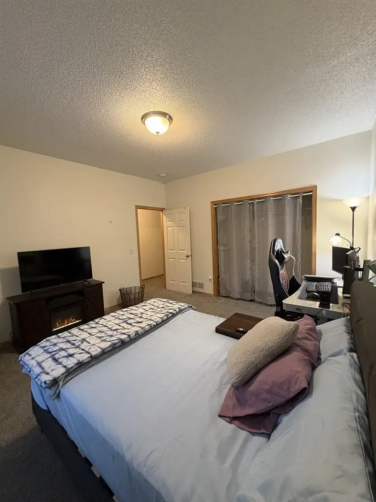 1 Bed w/ Private Bath