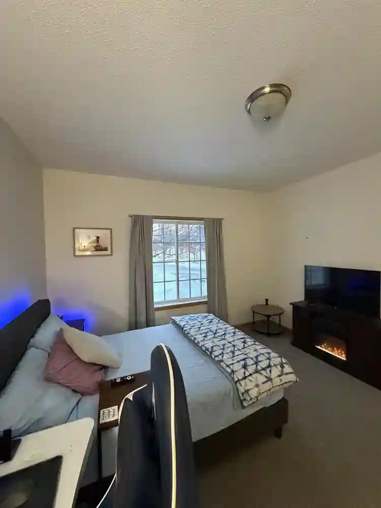 1 Bed w/ Private Bath