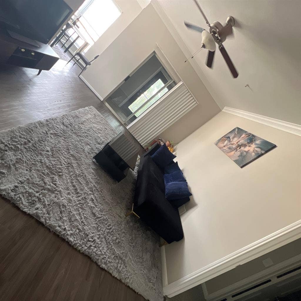 1bedroom in 2B1B for woman. August