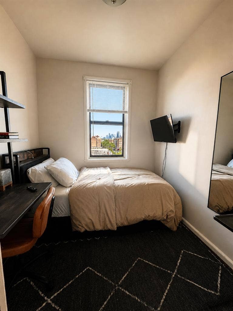 Small room 60 sqft. Short term rent