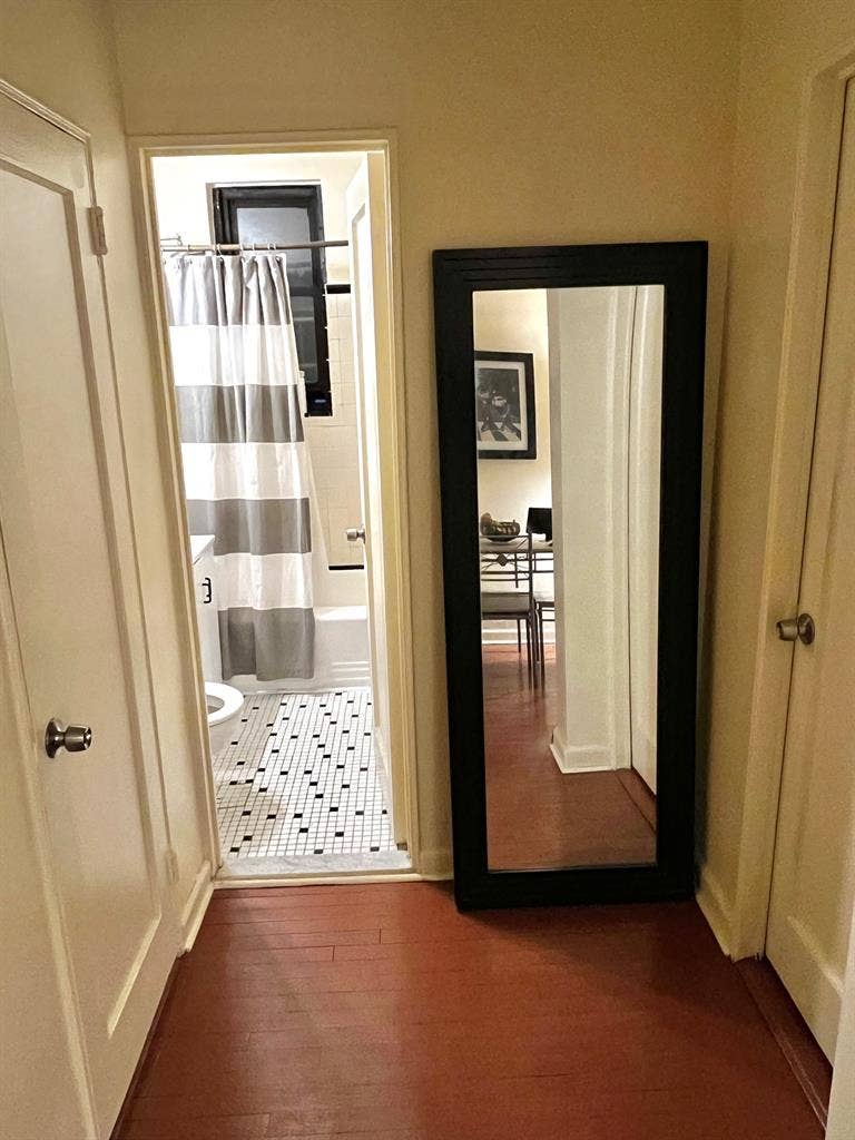 Small room 60 sqft. Short term rent