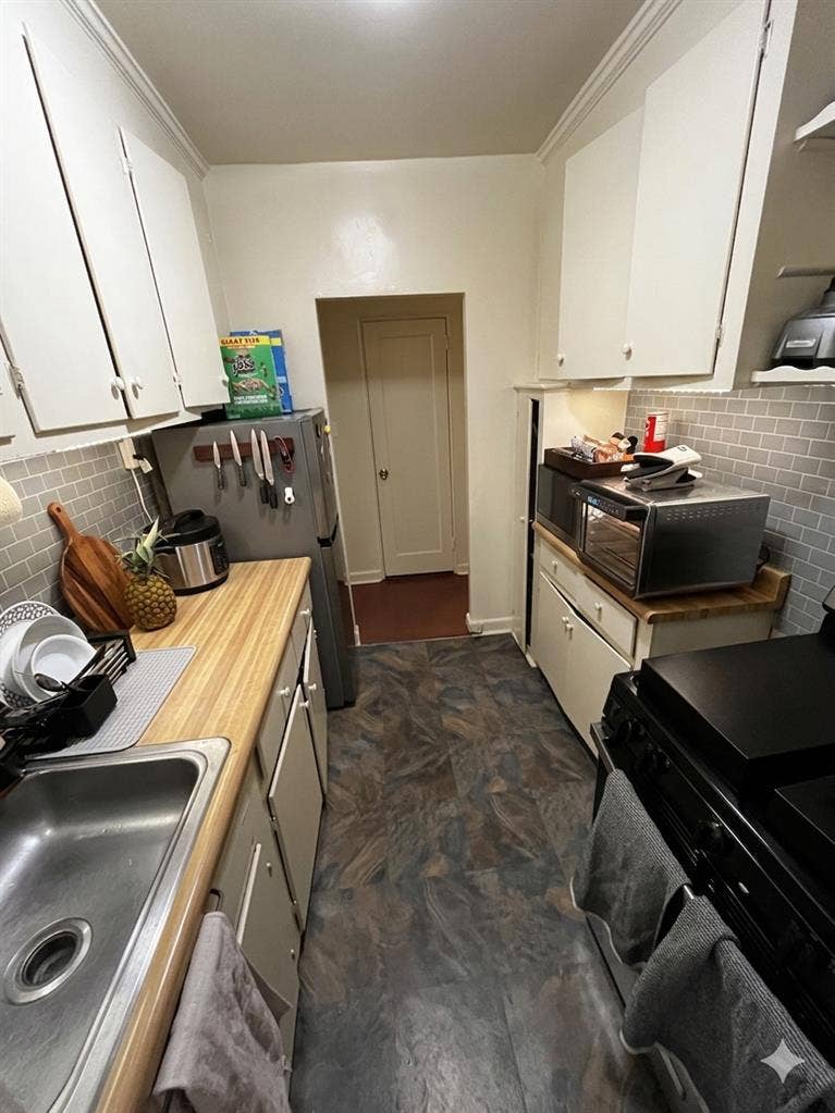 Small room 60 sqft. Short term rent