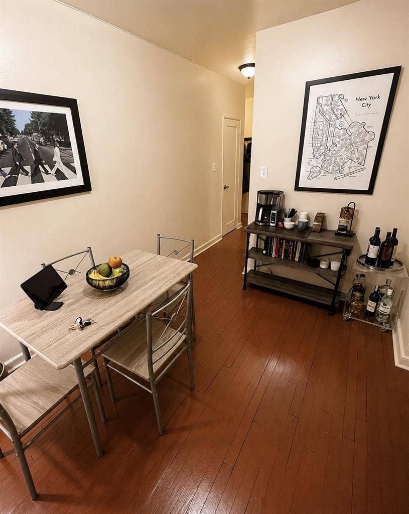 Small room 60 sqft. Short term rent