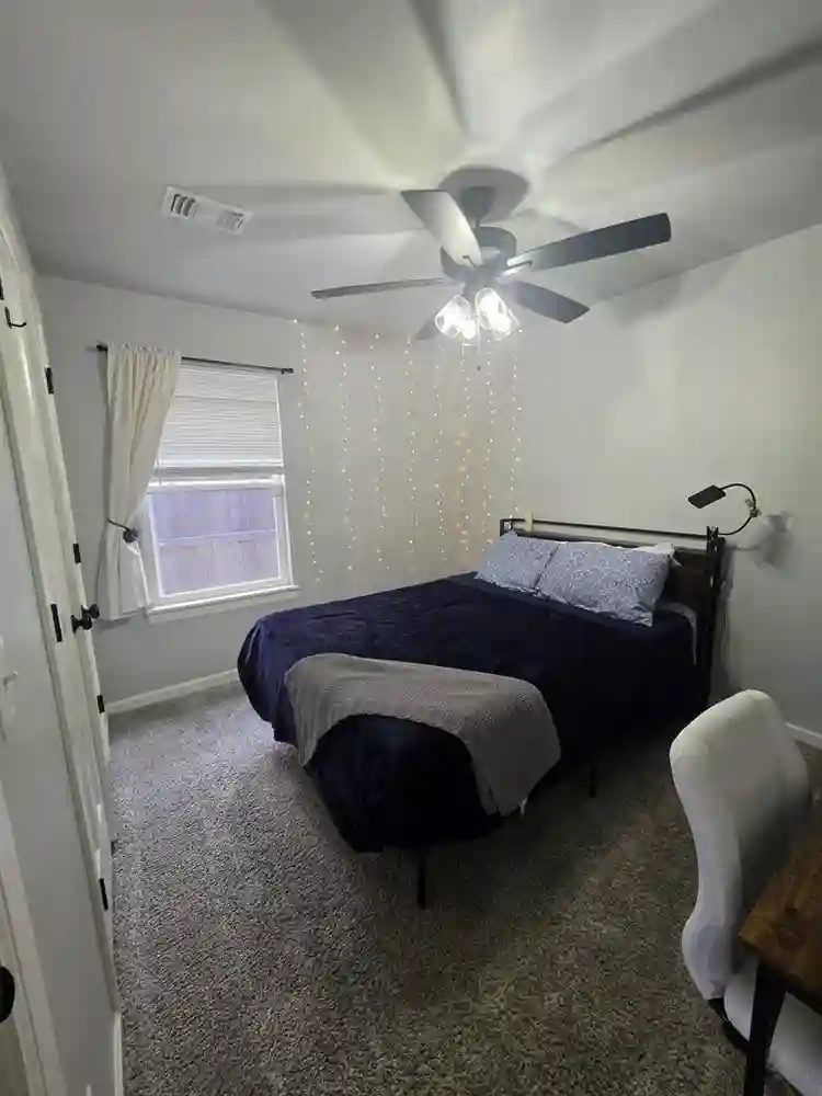 Room for rent in 3 bed home
