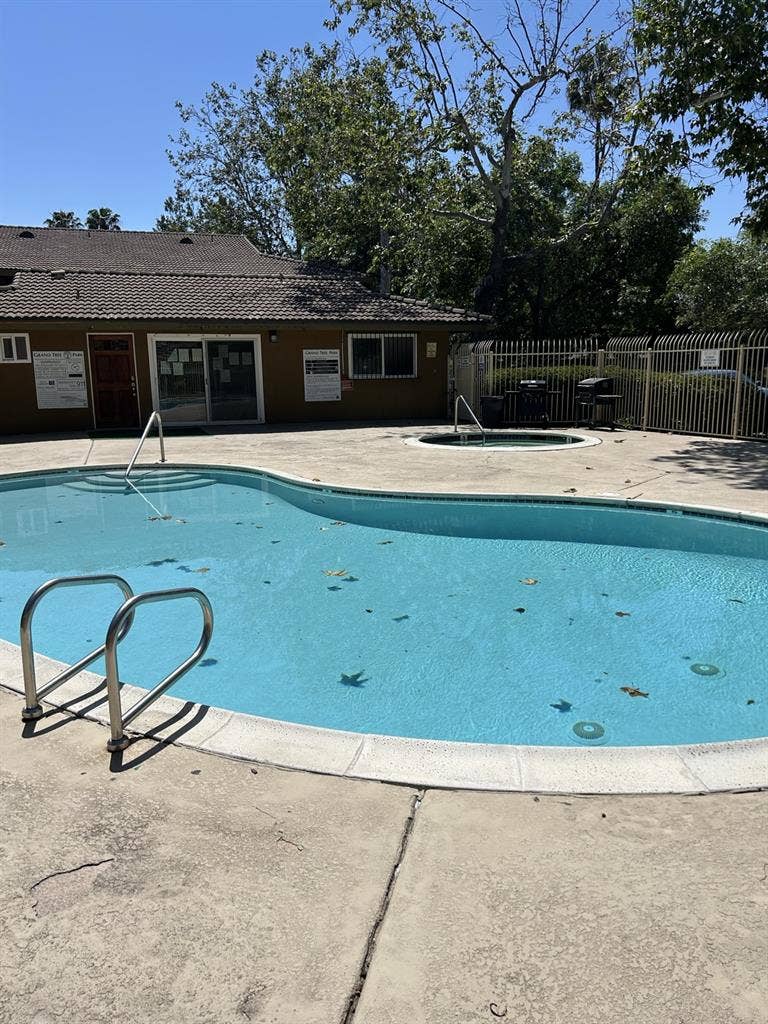 Large room in shared 2 bed condo