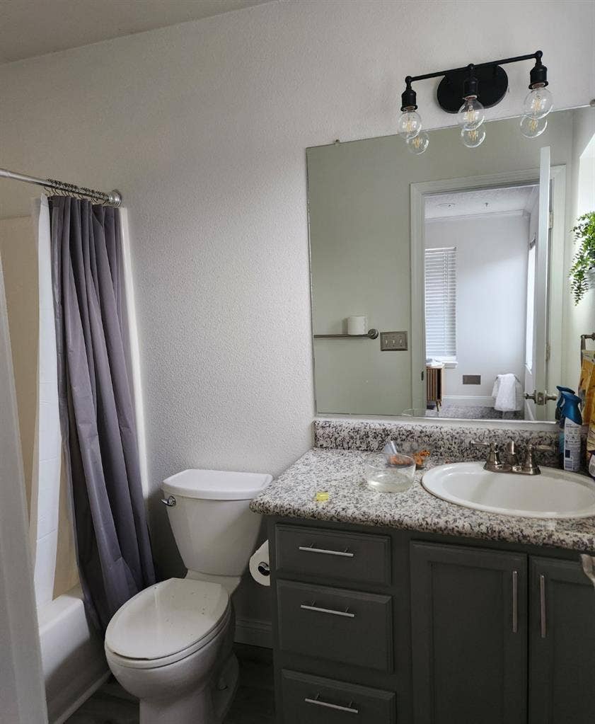 Bdrm, bthrm, walk in closet