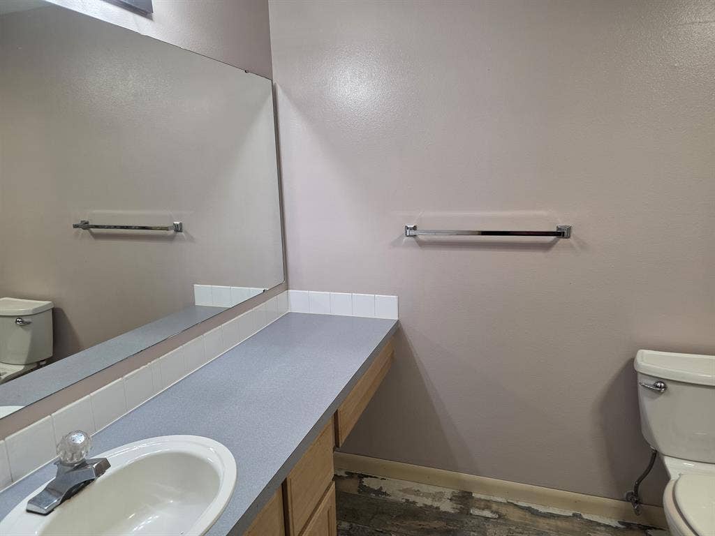 Furnished Room/Quiet Neighborhood