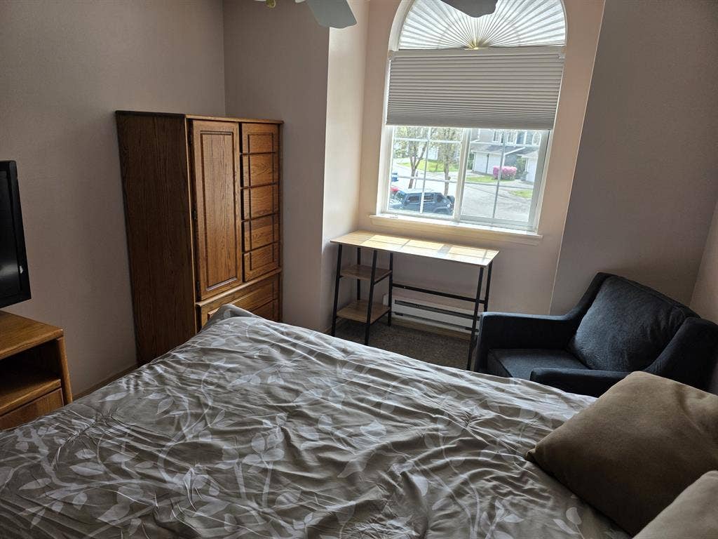 Furnished Room/Quiet Neighborhood