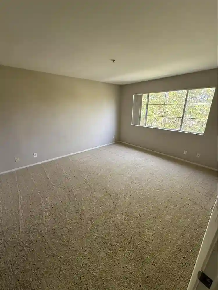 Master Bedroom $1525+ utilities