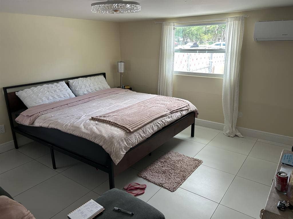1 BD apt attached to main house
