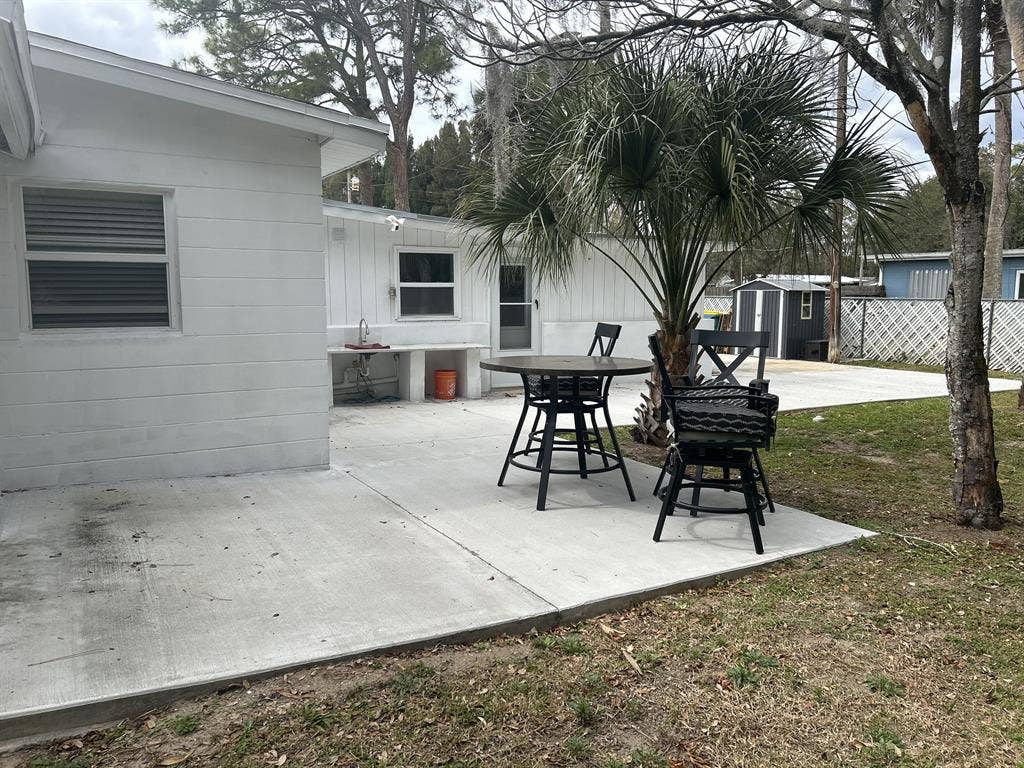 1 BD apt attached to main house