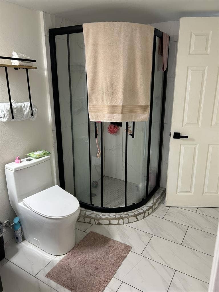 1 BD apt attached to main house