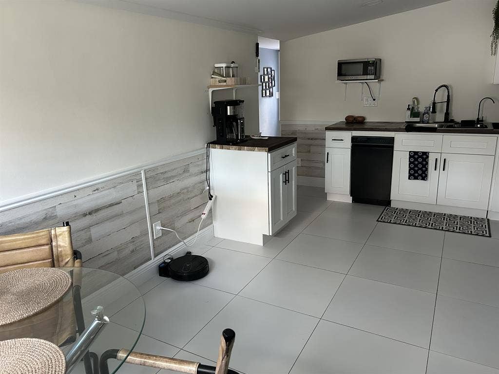 1 BD apt attached to main house