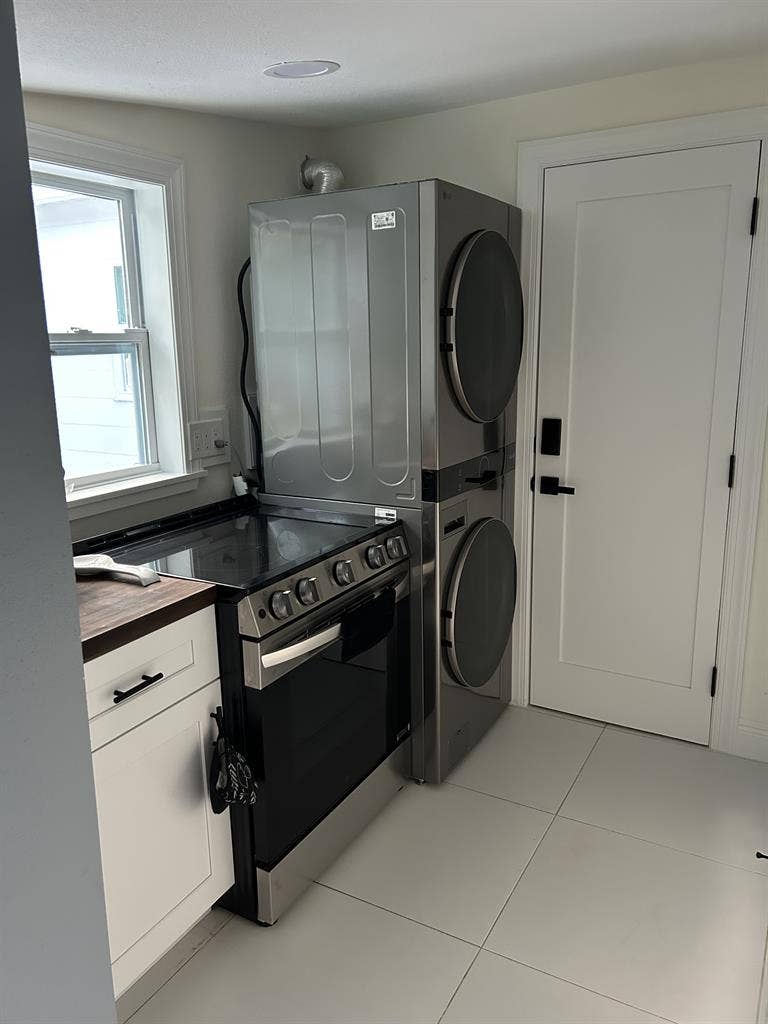 1 BD apt attached to main house
