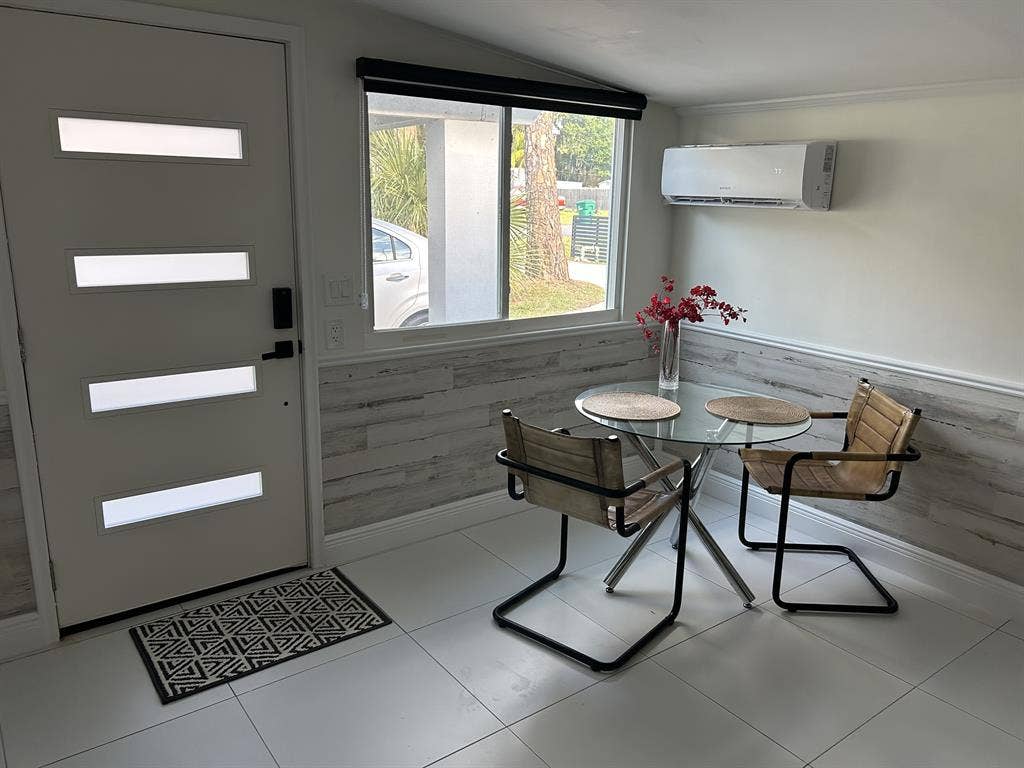 1 BD apt attached to main house