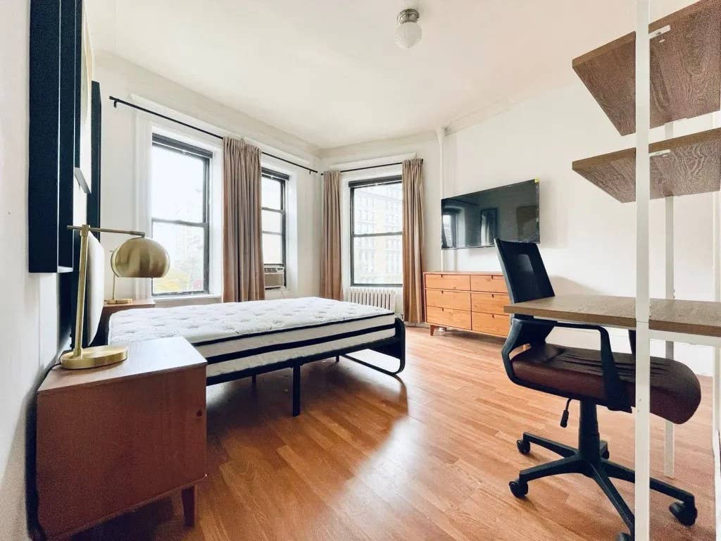 HUGE room I 6min to Central Park