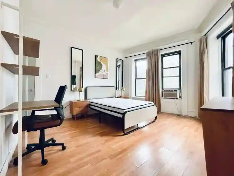 HUGE room I 6min to Central Park