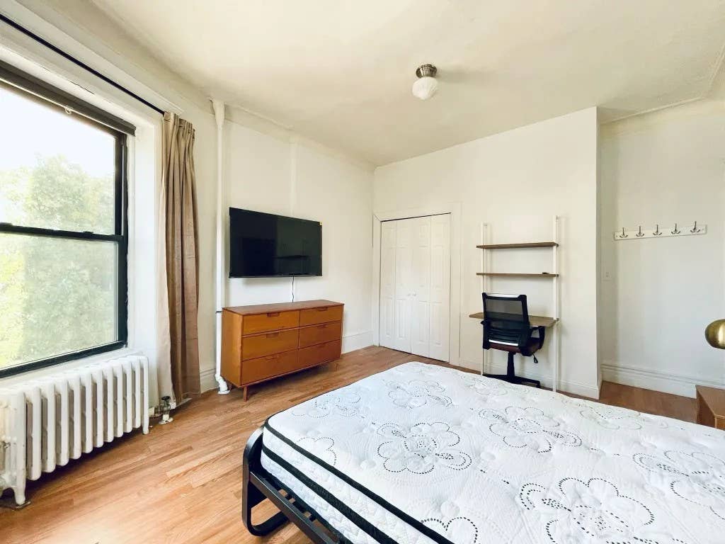 HUGE room I 6min to Central Park