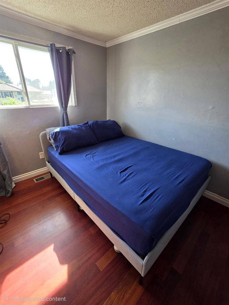 Bedroom for rent available June 1