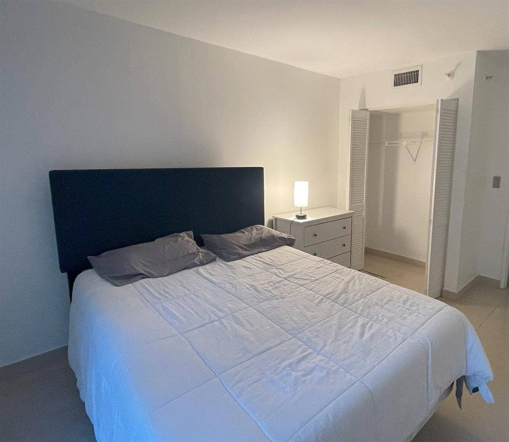 Downtown Condo-ton of amenities!