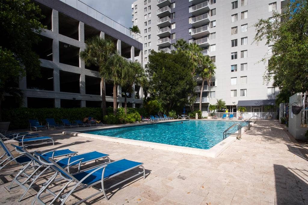 Downtown Condo-ton of amenities!