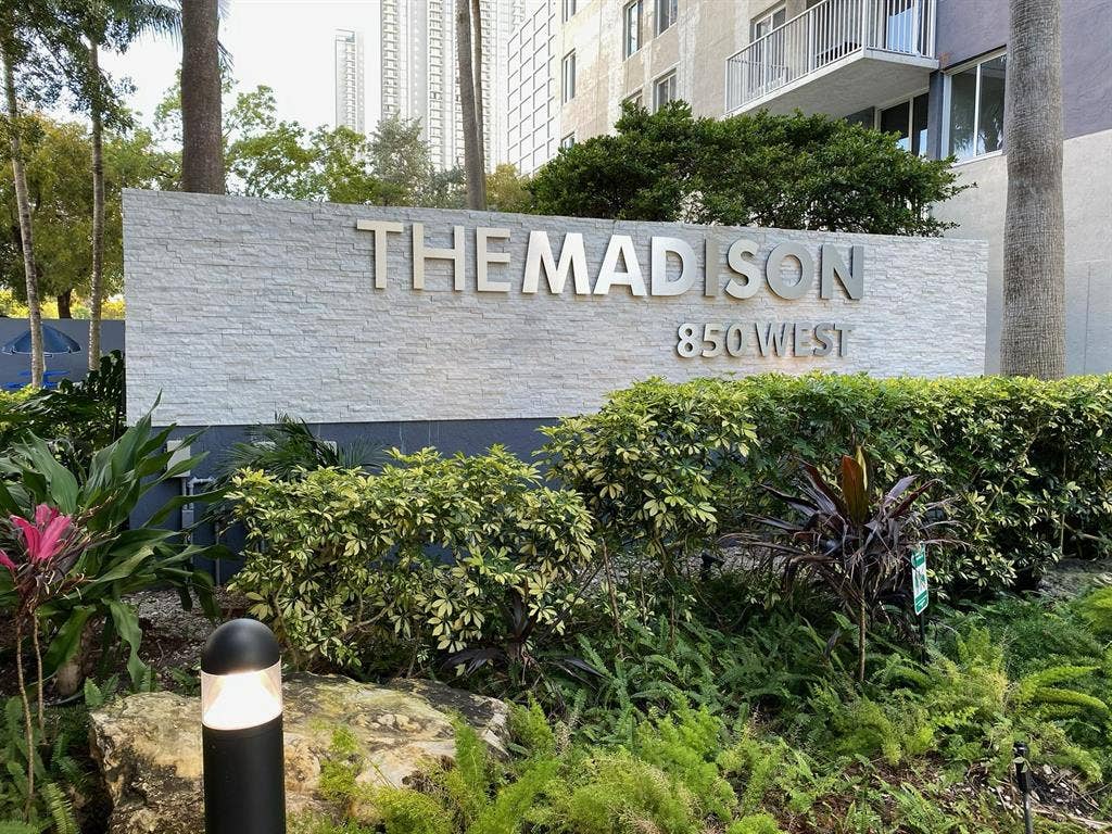 Downtown Condo-ton of amenities!