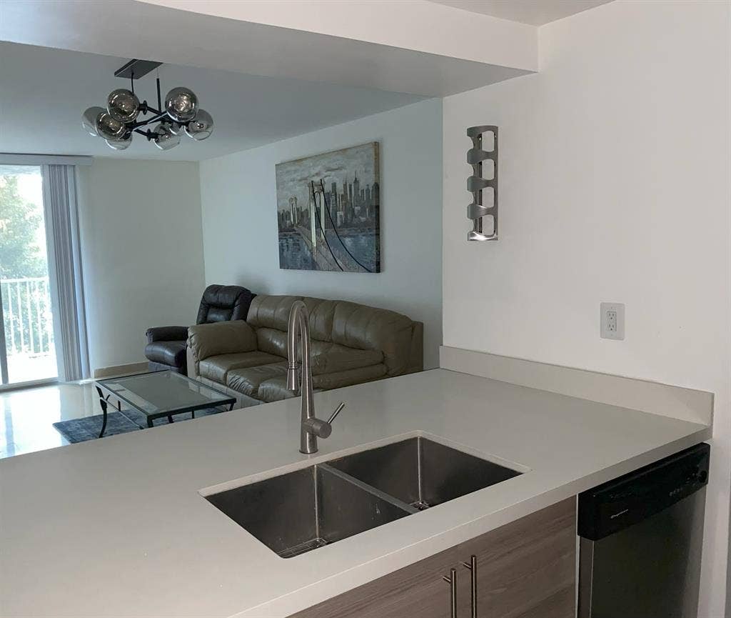Downtown Condo-ton of amenities!