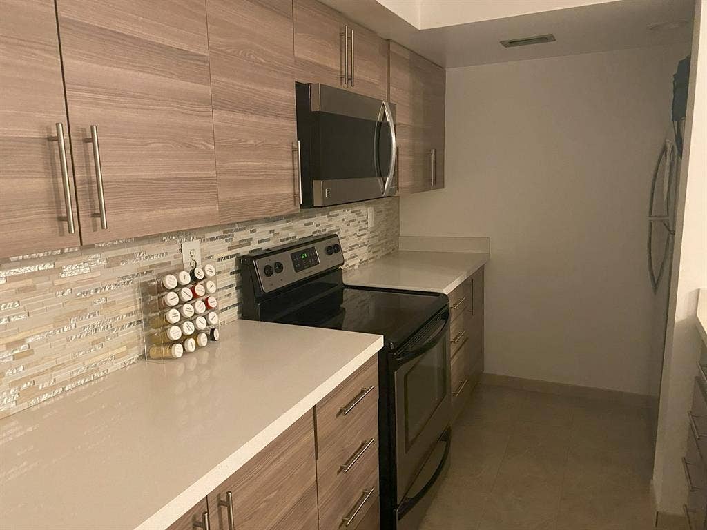 Downtown Condo-ton of amenities!