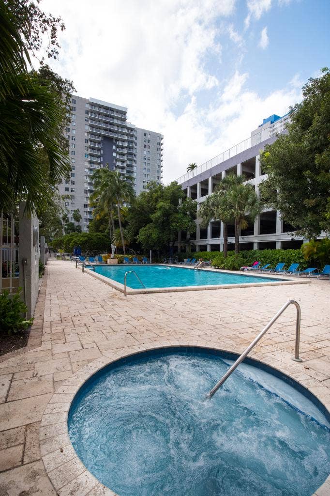Downtown Condo-ton of amenities!