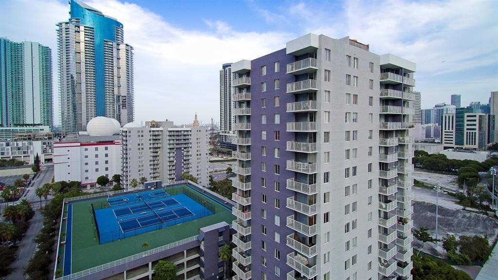 Downtown Condo-ton of amenities!