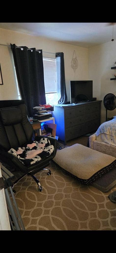 One Bedroom Shared Bathroomm