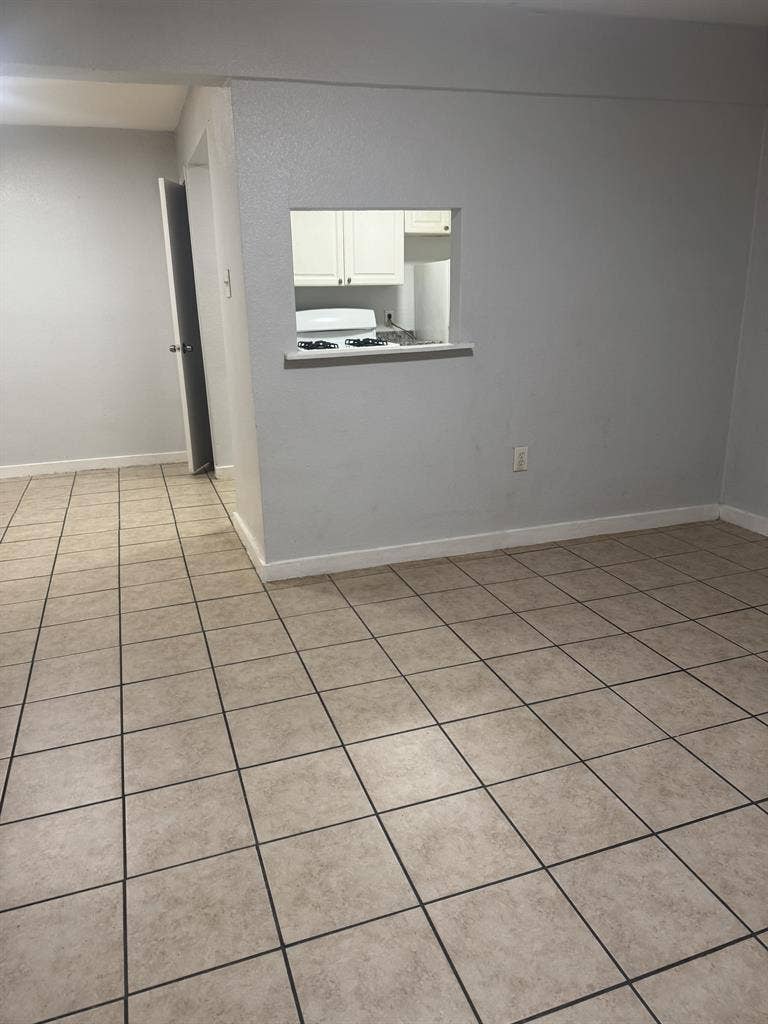 2 bed 1bath, $1050, pay electric