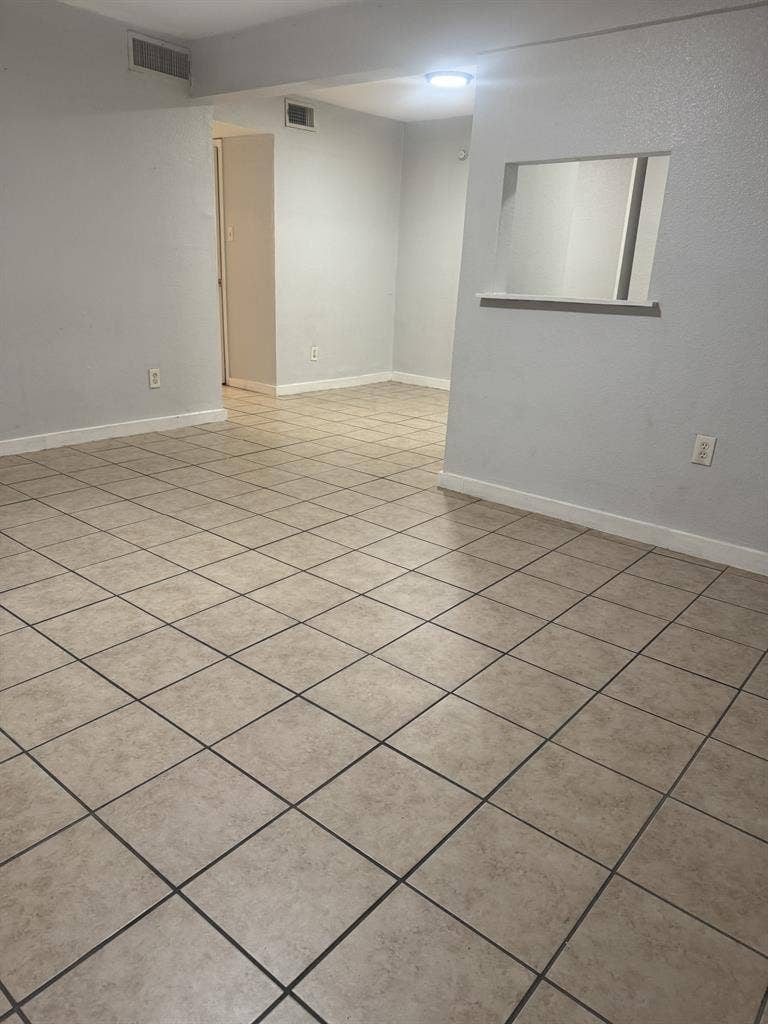 2 bed 1bath, $1050, pay electric