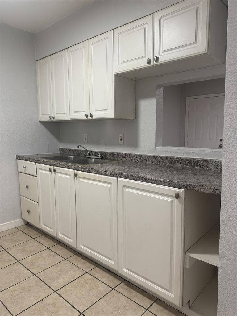 2 bed 1bath, $1050, pay electric