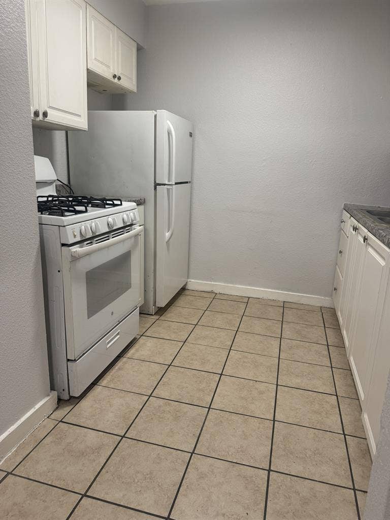 2 bed 1bath, $1050, pay electric