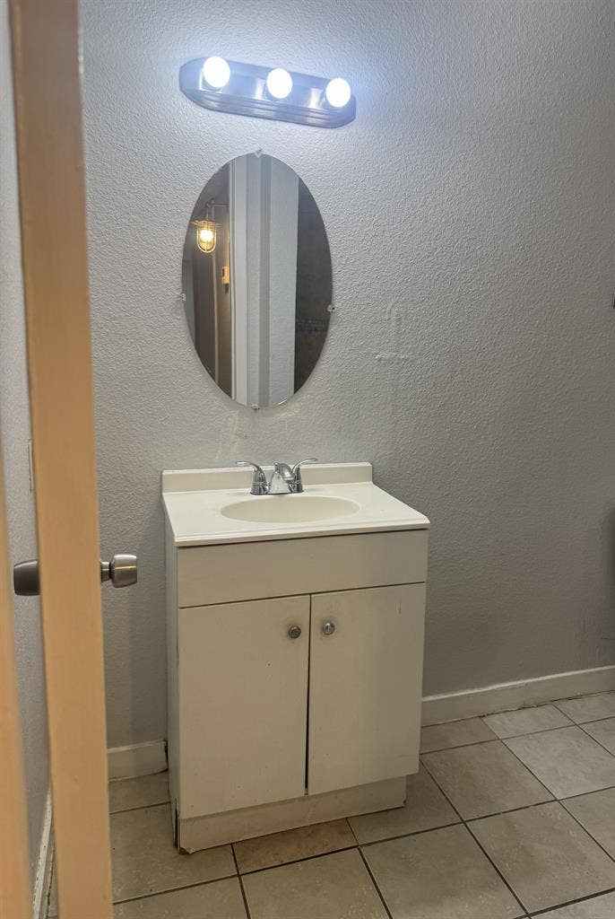 2 bed 1bath, $1050, pay electric