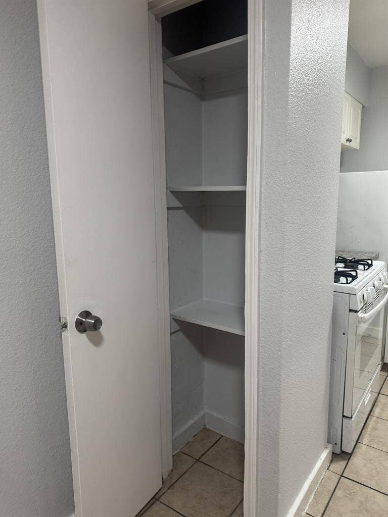 2 bed 1bath, $1050, pay electric