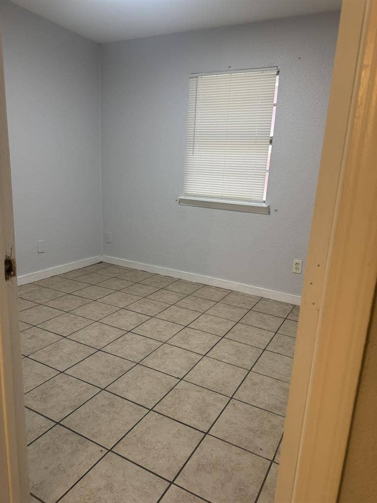 2 bed 1bath, $1050, pay electric