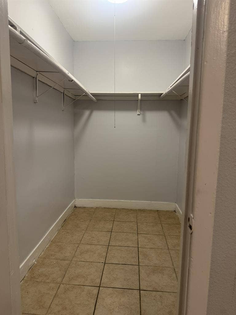2 bed 1bath, $1050, pay electric