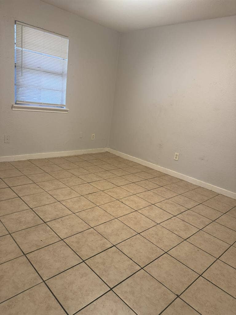 2 bed 1bath, $1050, pay electric