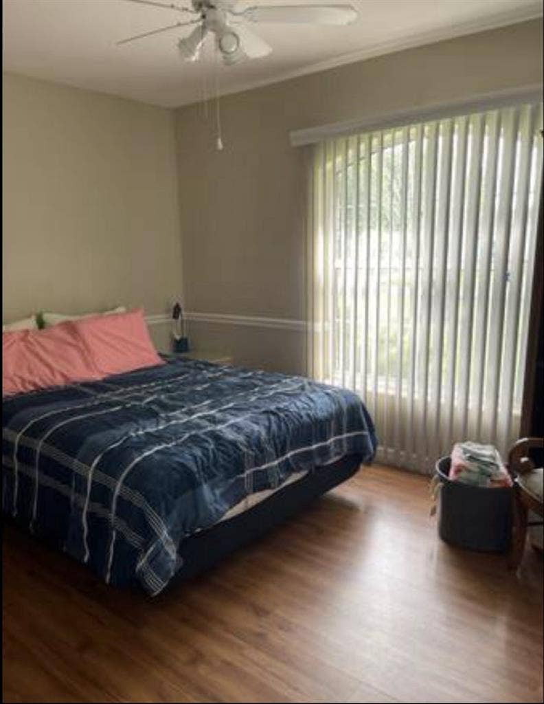 EDGEWATER, FL - Roomie Needed