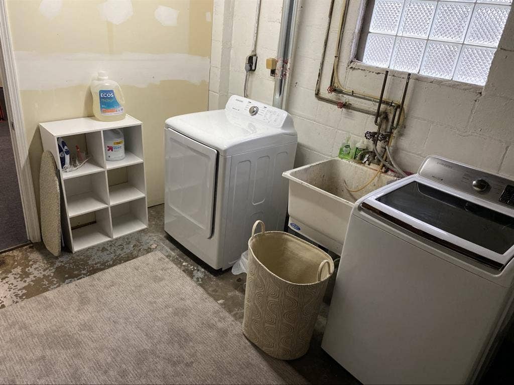 Need two roommates in shared house
