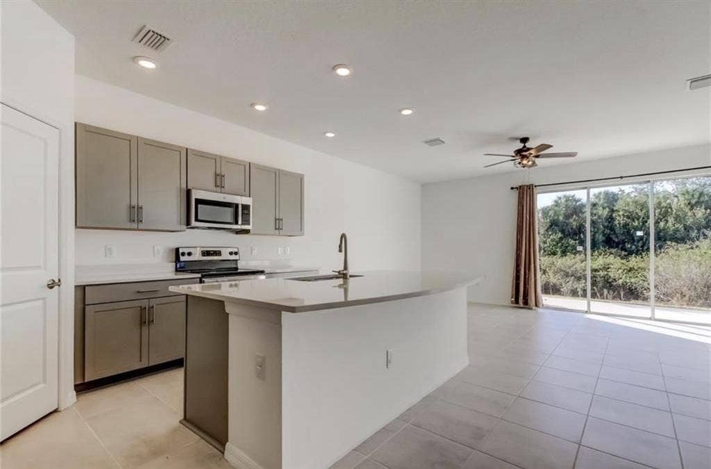 Modern & clean room for rent