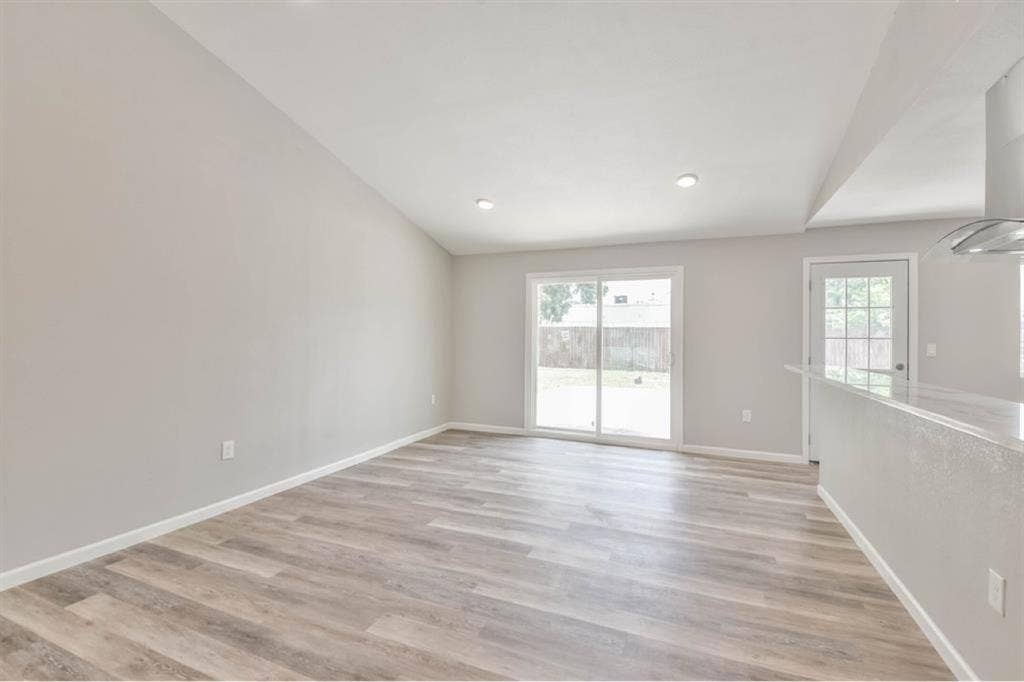 Looking for a roommate -June 1st