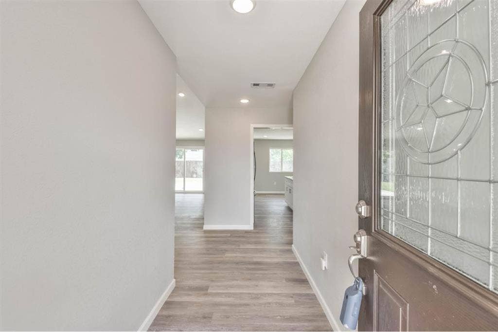 Looking for a roommate -June 1st