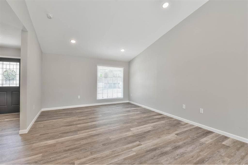 Looking for a roommate -June 1st