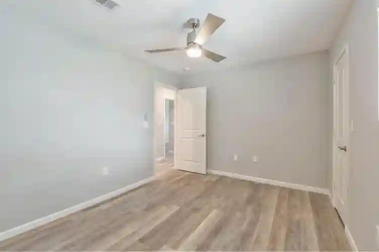 Looking for a roommate -June 1st