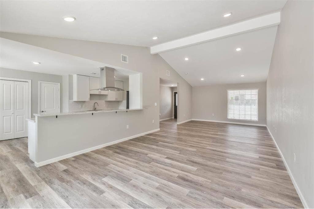 Looking for a roommate -June 1st